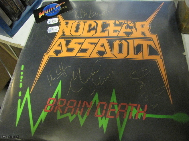 NUCLEAR ASSAULT - BRAIN DEATH 12'' MAXI BÄNDIN NIMMAREILLA