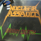 NUCLEAR ASSAULT - BRAIN DEATH 12'' MAXI BÄNDIN NIMMAREILLA - pikkukuva 1