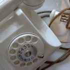 Puhelin, Ericsson, musta ja valkoinen, laittoa. - pikkukuva 1
