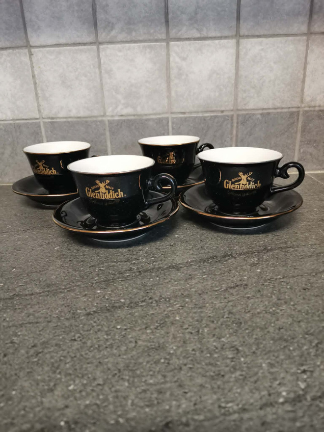 Kahvikupit ja aluslautaset 4+4 Glendfidding musta/kulta 