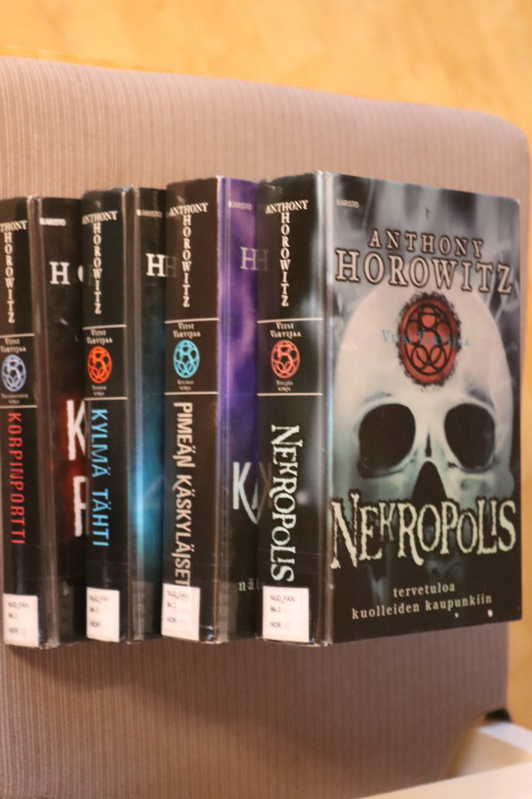 Anthony Horowitz : Viisi vartijaa 1-4 kirjat ( 1.p. k.po )