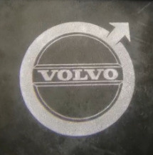 Volvo logolliset sivupeilien projektorivalot — logo maahan