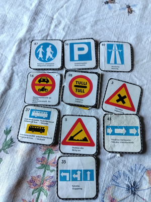10 kpl pahvisia liikennemerkkejä