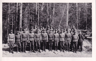 VP27:N ESIKUNNAN ALIPÄÄLYSTÖÄ JA MIEHISTÖÄ 1942 PILTSUSSA