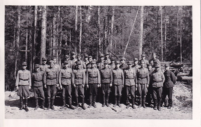 VP27:N ESIKUNNAN ALIPÄÄLYSTÖÄ JA MIEHISTÖÄ 1942 PILTSUSSA
