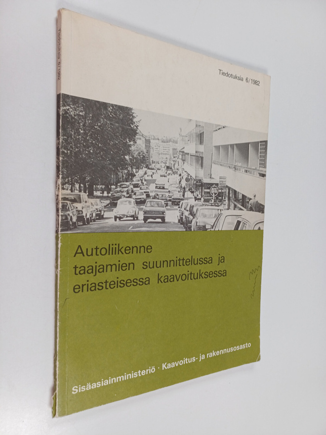 Seppo Hirvonen : Autoliikenne taajamien suunnittelussa ja...