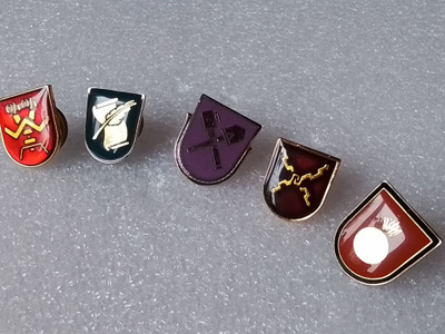 Pinssikiinnitteiset merkit 5 kpl