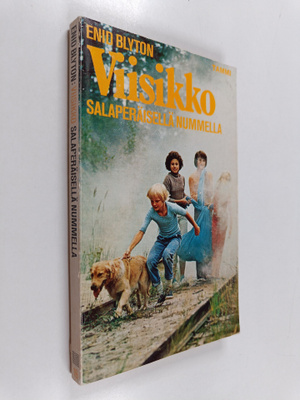 Enid Blyton : Viisikko salaperäisellä nummella