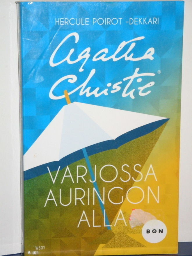 Agatha Christie : VARJOSSA AURINGON ALLA