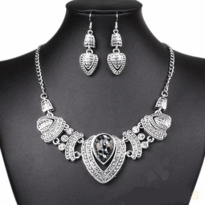 1715 .. Tiibetin Hopea Crystal Kaula / Korvakorut