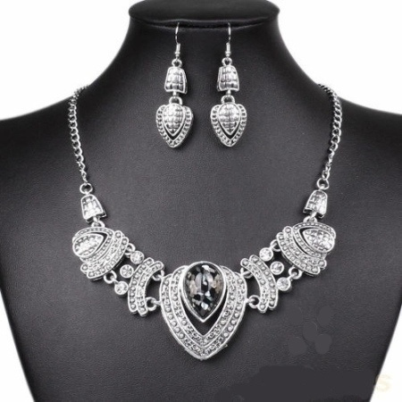 1715 .. Tiibetin Hopea Crystal Kaula / Korvakorut