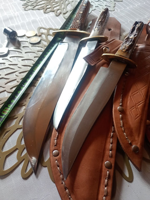 kolme bowie puukkoa