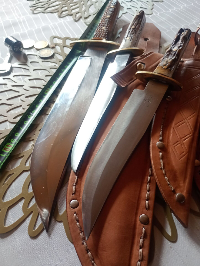 kolme bowie puukkoa