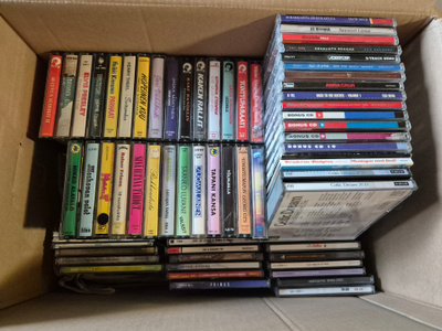 CD-levyjä (100kpl) + C-kasetteja (28kpl)