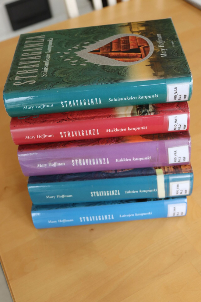 Mary Hoffman : Stravaganza 2 -6 kirjat ( k.poistoja )
