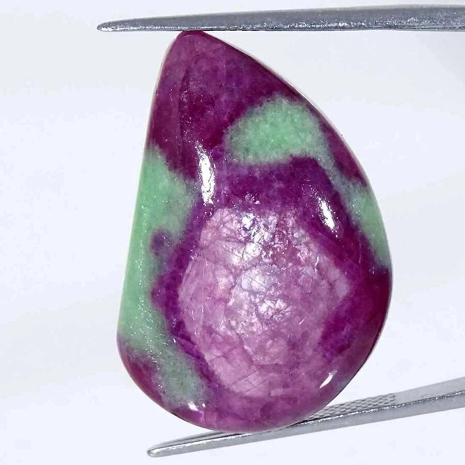 Rubiini poikkileikkaus zoisiitissa cabochon Kenia-Tansania