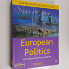 Tim Bale : European politics : a comparative introduction - pikkukuva 1
