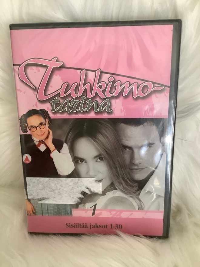 TUHKIMOTARINA  KAUSI 1 (UUSI,MUOVEISSA)