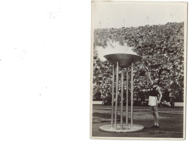 Paavo Nurmi sytyttää olympiatulen - valokuva