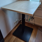Sähköpöytä vaalea kansi mustalla jalalla - pikkukuva 1