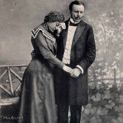 RAKKAUS / Mies lohduttaa kiharahiuksista tyttöä. 1900-l.