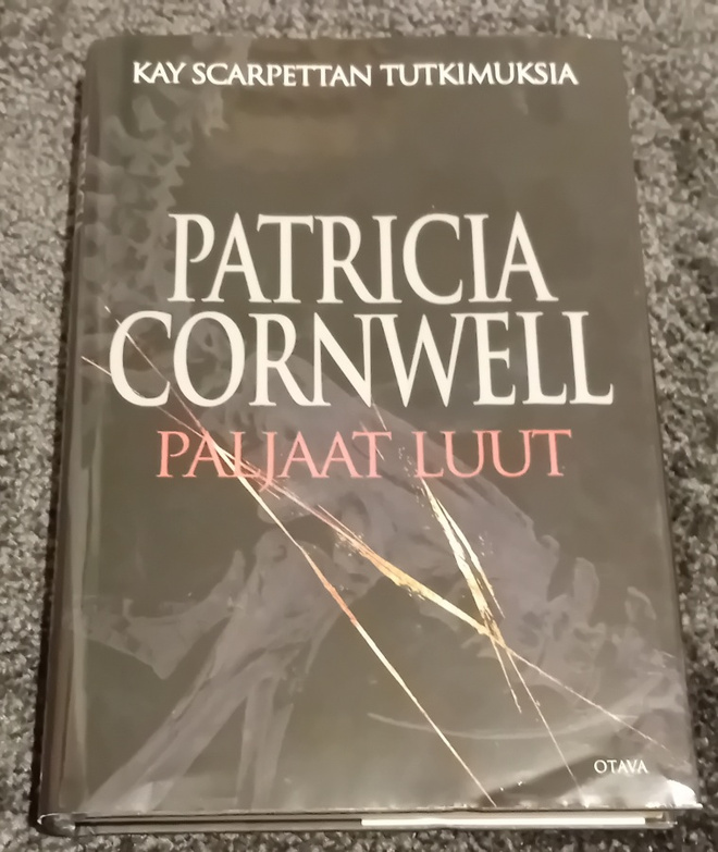 Patricia Cornwell - Paljaat luut