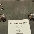 KALEVALA AURINKOLEIJONA, hopeinen KÄÄTY, korvakorut ja RANNE - pikkukuva 3