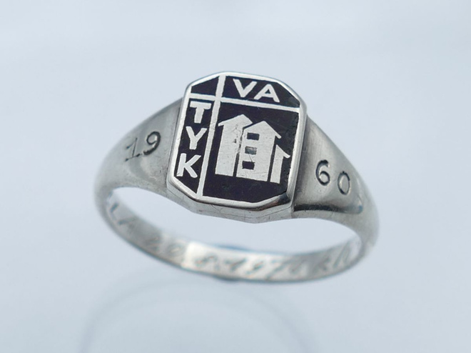 TYK 1960 Tampereen yhteiskoulu luokkasormus, hopeaa