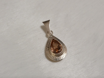 Kotimainen Design Hopea riipus kivillä KI 925
