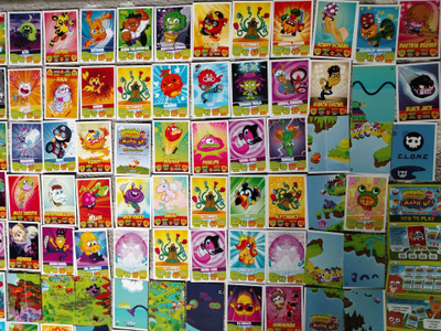 137kpl Moshi Monsters -korttia + kansio