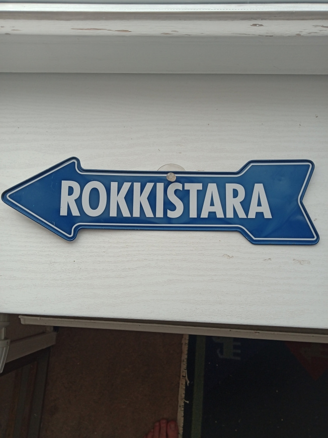 Rokkistara nuolikyltti, n. 30cm x 8cm.