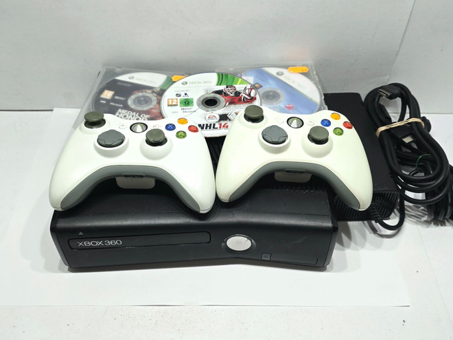 Xbox 360 konsoli + 2 ohjainta + 2 peliä [3]