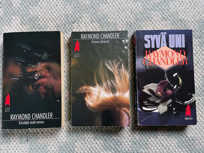 RAYMOND CHANDLER, Dekkarit