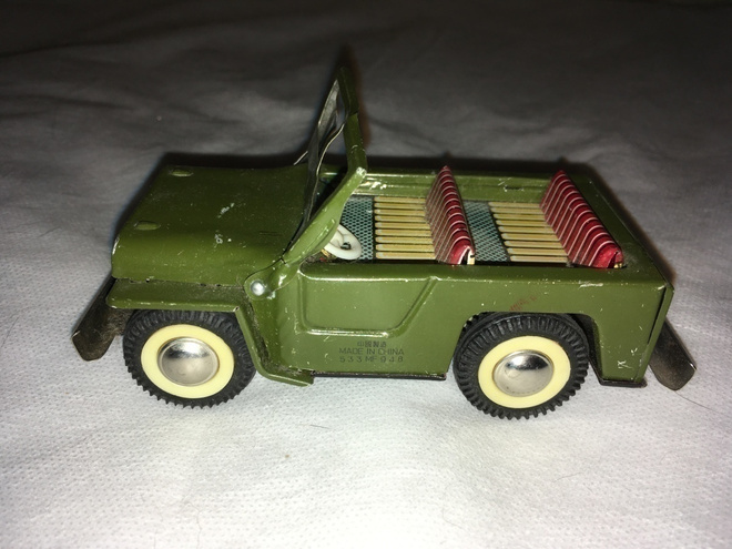 Vanha peltinen leikkiauto
