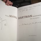 Minä Manu Hartman – Kuvanveistäjä, The Sculptor +sign - pikkukuva 2