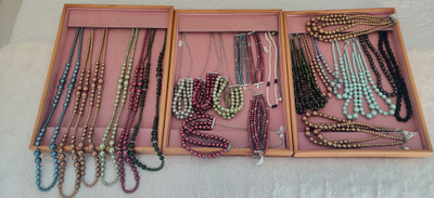 197 KPL UPEITA MALU-SWAROVSKI KRISTALLI YM. KORUJA