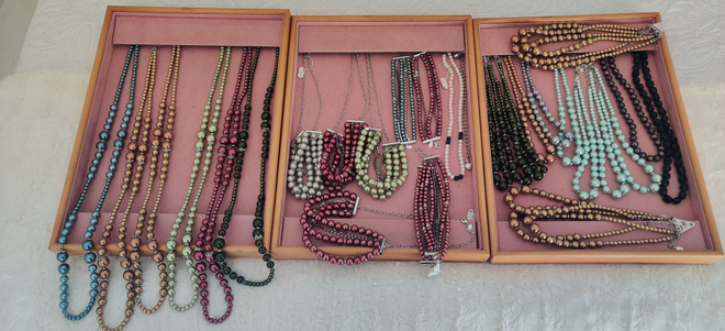 197 KPL UPEITA MALU-SWAROVSKI KRISTALLI YM. KORUJA