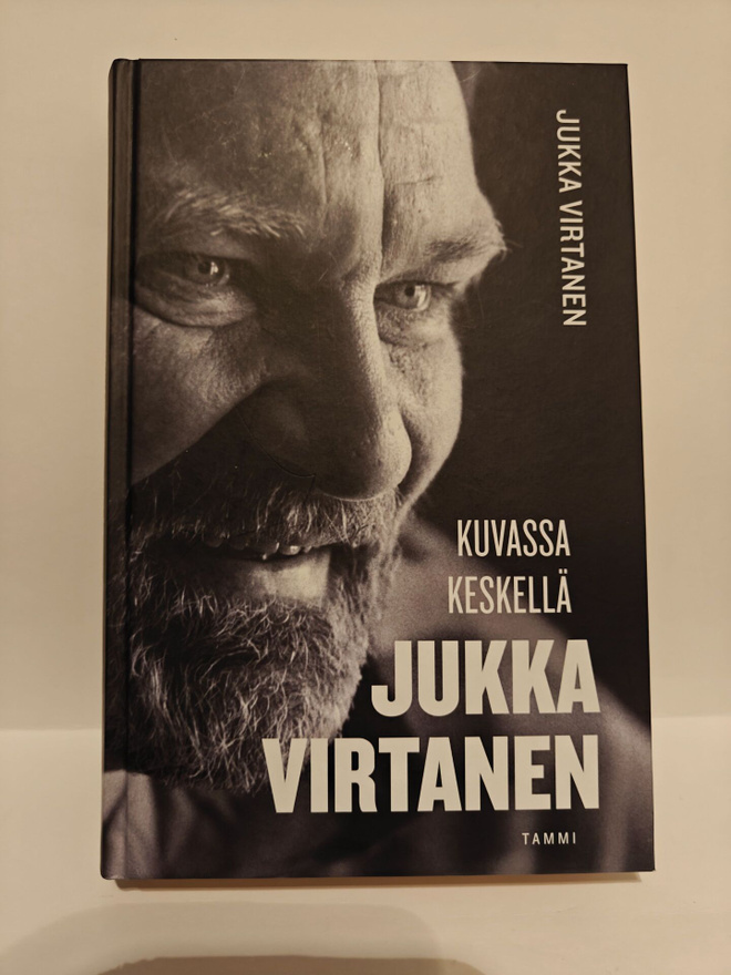 Kuvassa keskellä Jukka Virtanen - Kirja