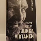 Kuvassa keskellä Jukka Virtanen - Kirja - pikkukuva 1