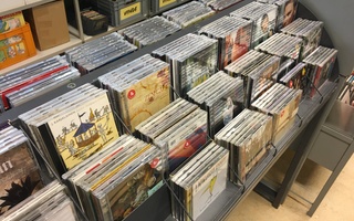 600 kotimaista CD-levyä - + myyntileline