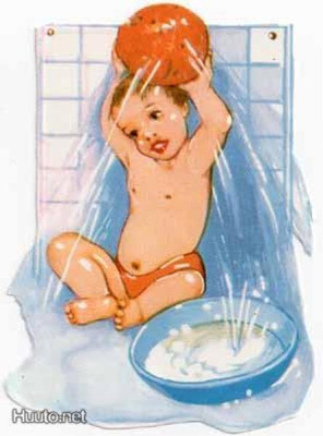 PZB 1389 / Pikkupoika pallon kanssa kylvyssä.