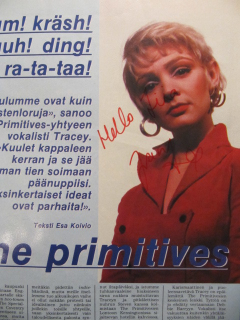 Primitives -yhtyeen nimikirjoitukset lehtikuvassa