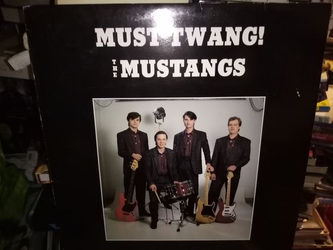LP The Mustangs :  Must Twang ( SIS POSTIKULU)