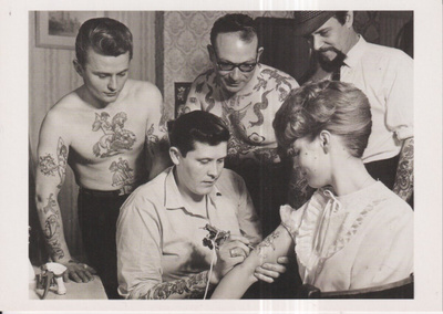 Tatuointi, Artist Ron Ackers at Work. GB. 1950s     ,e114