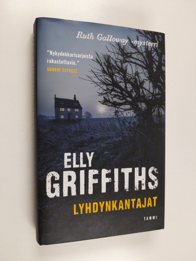 Elly Griffiths : Lyhdynkantajat