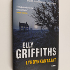 Elly Griffiths : Lyhdynkantajat - pikkukuva 1