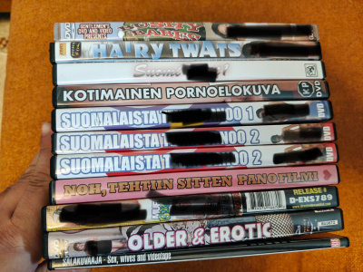 Erä kotimaista erotiikkaa ja keräilyharvinaisuuksia (11 kpl)