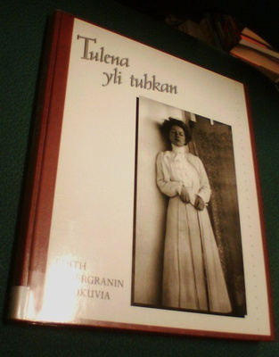 Tulena yli tuhkan EDITH SÖDERGRANIN VALOKUVIA *Sis.postikulu