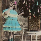 LAPSI / Ujo tyttö tuolilla, koristeltu joulukuusi. 1900-l. - pikkukuva 1