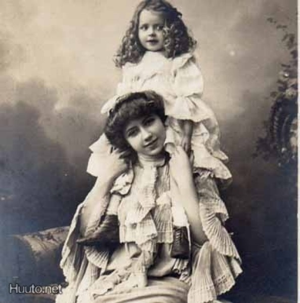 PERHEIDYLLI / Kiharahiuksinen tyttö äidin olkapäillä 1900-l.